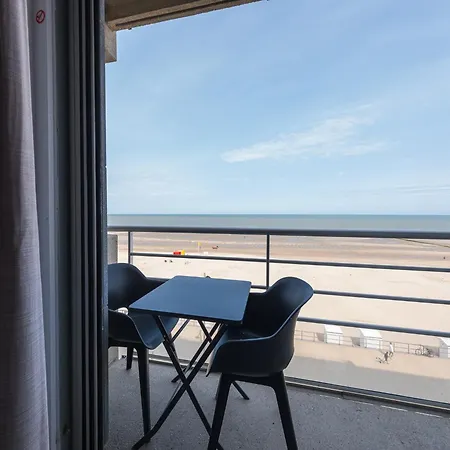 On The 4th Floor With Sea View شقة